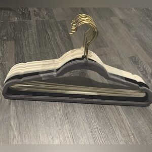 Velvet Non Slip Gold Hook Hangers (10 Pack) Tan/Black/Grey